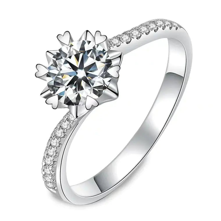 Anillo de diamantes de seis garras de un quilate con detalles de circonita