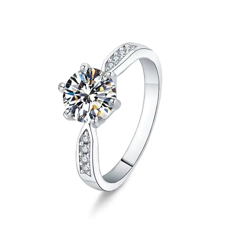 Anillo de diamantes de seis garras de un quilate con detalles de circonita